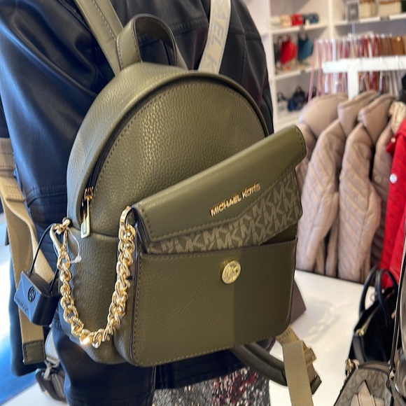 MICHAEL KORS
Maisie Extra-Small Pebbled Leather 2-in-1 Backpack
Olive 
NWT - Picture 16 of 16